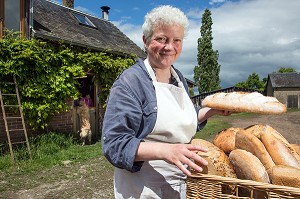 BLANDINE ZOUTARD DEVANT SA BOULANGERIE DE PAIN BIO DE LA FERME DE SAINT-MAMERT, BUIS-SOUS-DANVILLE, EURE (27), FRANCE 