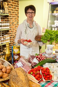 NATHALIE DE WEVER, COMMERCANTE, DANS SON MAGASIN LOCAVORE 'GOUT ET TRADITION', PRESENTANT DES PRODUITS DU TERROIR LOCAL ET REGIONAL, RUGLES, EURE (27), FRANCE 