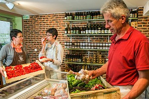 NATHALIE DE WEVER, COMMERCANTE, AVEC SA SOEUR LAURENCE ET SON MARI GEORGES, DANS SON MAGASIN LOCAVORE 'GOUT ET TRADITION', PRESENTANT DES PRODUITS DU TERROIR LOCAL ET REGIONAL, RUGLES, EURE (27), FRANCE 