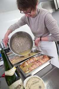 PREPARATION DE PLATS CUISINES PAR NATHALIE DE WEVER, DANS SON LABORATOIRE, MAGASIN LOCAVORE 'GOUT ET TRADITION', DISTRIBUANT DES PRODUITS DU TERROIR LOCAL ET REGIONAL, RUGLES, EURE (27), FRANCE 