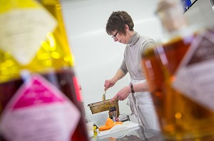 PREPARATION DE PLATS CUISINES PAR NATHALIE DE WEVER, DANS SON LABORATOIRE, MAGASIN LOCAVORE 'GOUT ET TRADITION', DISTRIBUANT DES PRODUITS DU TERROIR LOCAL ET REGIONAL, RUGLES, EURE (27), FRANCE 