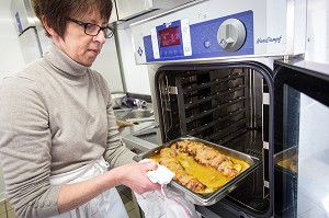 PREPARATION DE PLATS CUISINES PAR NATHALIE DE WEVER, DANS SON LABORATOIRE, MAGASIN LOCAVORE 'GOUT ET TRADITION', DISTRIBUANT DES PRODUITS DU TERROIR LOCAL ET REGIONAL, RUGLES, EURE (27), FRANCE 