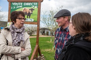 NATHALIE DE WEVER, COMMERCANTE ET ADHERENTE DU MOUVEMENT LOCAVORE, EN COMPAGNIE DES ELEVEURS FABIEN ET LAETITIA DUMONT, ELEVAGE DE BOVINS A VIANDE DE RACE LIMOUSINE, SAINT-AUBIN-LE-VERTUEUX, EURE (27), FRANCE 