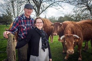 PORTRAIT DES ELEVEURS FABIEN ET LAETITIA DUMONT, ELEVAGE DE BOVINS A VIANDE DE RACE LIMOUSINE, SAINT-AUBIN-LE-VERTUEUX, EURE (27), FRANCE 