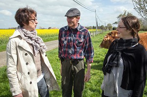 NATHALIE DE WEVER, COMMERCANTE ET ADHERENTE DU MOUVEMENT LOCAVORE, EN COMPAGNIE DES ELEVEURS FABIEN ET LAETITIA DUMONT, ELEVAGE DE BOVINS A VIANDE DE RACE LIMOUSINE, SAINT-AUBIN-LE-VERTUEUX, EURE (27), FRANCE 