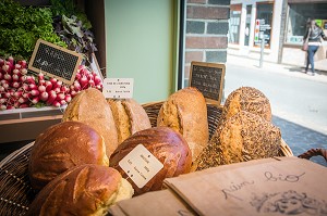 PAINS ET BRIOCHES BIO ET LEGUMES FRAIS, MAGASIN LOCAVORE 'GOUT ET TRADITION' DE NATHALIE DE WEVER, RUGLES, EURE (27), FRANCE 