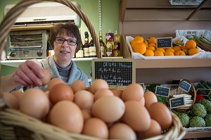 NATHALIE DE WEVER, COMMERCANTE, SERVANT DES OEUFS DE FERME, MAGASIN LOCAVORE 'GOUT ET TRADITION', RUGLES, EURE (27), FRANCE 