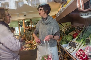 NATHALIE DE WEVER, COMMERCANTE, AVEC UNE CLIENTE, AU RAYON DES LEGUMES FRAIS, MAGASIN LOCAVORE 'GOUT ET TRADITION', RUGLES, EURE (27), FRANCE 