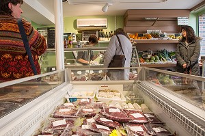 RAYON DE VIANDES REFRIGERE DU MAGASIN LOCAVORE 'GOUT ET TRADITION' DE NATHALIE DE WEVER, RUGLES, EURE (27), FRANCE 