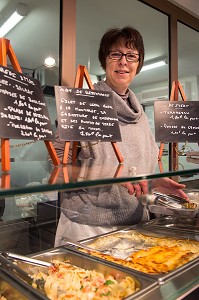 NATHALIE DE WEVER, COMMERCANTE, DEVANT LES PLATS CUISINES FAITS MAISON, MAGASIN LOCAVORE 'GOUT ET TRADITION', RUGLES, EURE (27), FRANCE 