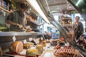 NATHALIE DE WEVER, COMMERCANTE, ET SA SOEUR LAURENCE, AU RAYON CHARCUTERIE, MAGASIN LOCAVORE 'GOUT ET TRADITION', RUGLES, EURE (27), FRANCE 