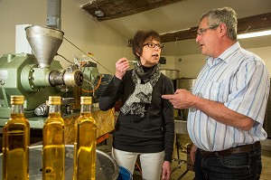 JEAN-MARIE LENFANT, PRODUCTEUR D'HUILE DE COLZA ET DE TOURNESOL, FAISANT GOUTER SA PRODUCTION A NATHALIE DE WEVER, COMMERCANTE ADHERENTE DU MOUVEMENT LOCAVORE, DEVANT DES BOUTEILLES D'HUILE DE COLZA, LA COUTURE-BOUSSEY, EURE (27), FRANCE 