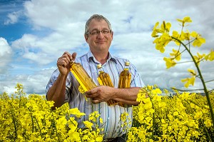 JEAN-MARIE LENFANT, PRODUCTEUR D'HUILE DE COLZA ET DE TOURNESOL, PRESENTANT SA PRODUCTION DANS UN CHAMPS DE COLZA, LA COUTURE-BOUSSEY, EURE (27), FRANCE 