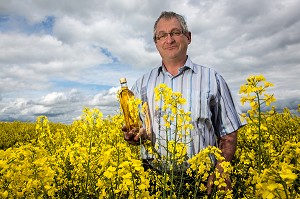 JEAN-MARIE LENFANT, PRODUCTEUR D'HUILE DE COLZA ET DE TOURNESOL, PRESENTANT SA PRODUCTION DANS UN CHAMPS DE COLZA, LA COUTURE-BOUSSEY, EURE (27), FRANCE 