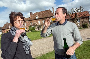 ERIC DORE, PRODUCTEUR CIDRICOLE, FAISANT DEGUSTER SON CIDRE DU PRESSOIR D'OR, A NATHALIE DE WEVER, COMMERCANTE ET ADHERENTE DU MOUVEMENT LOCAVORE, BOISEMONT, EURE (27), FRANCE 