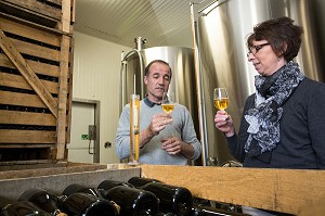 ERIC DORE, PRODUCTEUR CIDRICOLE, FAISANT DEGUSTER SON CIDRE A NATHALIE DE WEVER, COMMERCANTE ET ADHERENTE DU MOUVEMENT LOCAVORE, DANS LA CAVE DU PRESSOIR D'OR, BOISEMONT, EURE (27), FRANCE 