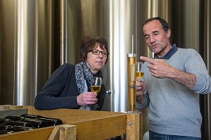 ERIC DORE, PRODUCTEUR CIDRICOLE, FAISANT DEGUSTER SON CIDRE A NATHALIE DE WEVER, COMMERCANTE ET ADHERENTE DU MOUVEMENT LOCAVORE, DANS LA CAVE DU PRESSOIR D'OR, BOISEMONT, EURE (27), FRANCE 