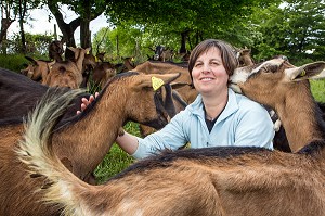 SYLVIE LHOSTE, ELEVEUSE, AU MILIEU DE SES CHEVRES, ELEVAGE DE CHEVRES, A LA FERME DE LA HUTTE, LONGNY-AU-PERCHE, ORNE (61), FRANCE 