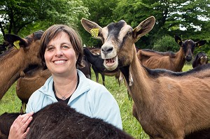 SYLVIE LHOSTE, ELEVEUSE, AU MILIEU DE SES CHEVRES, ELEVAGE DE CHEVRES, A LA FERME DE LA HUTTE, LONGNY-AU-PERCHE, ORNE (61), FRANCE 