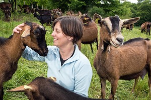 SYLVIE LHOSTE, ELEVEUSE, AU MILIEU DE SES CHEVRES, ELEVAGE DE CHEVRES, A LA FERME DE LA HUTTE, LONGNY-AU-PERCHE, ORNE (61), FRANCE 
