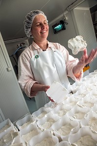 SYLVIE LHOSTE, ELEVEUSE DE CHEVRES ET FROMAGERE, RETOURNANT LES FROMAGES DANS LEUR MOULE, FROMAGERIE ARTISANALE DE LA FERME DE LA HUTTE, LONGNY-AU-PERCHE, ORNE (61), FRANCE 