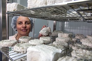 SYLVIE LHOSTE, ELEVEUSE DE CHEVRES ET FROMAGERE, DANS LA CHAMBRE FROIDE D'AFFINAGE, FROMAGERIE ARTISANALE DE LA FERME DE LA HUTTE, LONGNY-AU-PERCHE, ORNE (61), FRANCE 