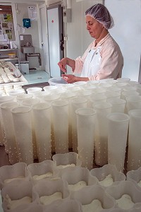 SYLVIE LHOSTE, ELEVEUSE DE CHEVRES ET FROMAGERE, PROCEDANT AU SALAGE DE SES FROMAGES, FROMAGERIE ARTISANALE DE LA FERME DE LA HUTTE, LONGNY-AU-PERCHE, ORNE (61), FRANCE 