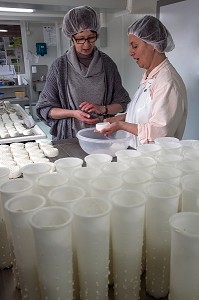 SYLVIE LHOSTE, ELEVEUSE DE CHEVRES ET FROMAGERE, PROCEDANT AU SALAGE DE SES FROMAGES, EN COMPAGNIE DE NATHALIE DE WEVER, COMMERCANTE ADHERENTE DU MOUVEMENT LOCAVORE, FROMAGERIE ARTISANALE DE LA FERME DE LA HUTTE, LONGNY-AU-PERCHE, ORNE (61), FRANCE 