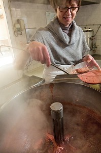 PREPARATION DES CONFITURES DE FRAISES PAR NATHALIE DE WEVER, COMMERCANTE ADHERENTE AU MOUVEMENT LOCAVORE, RUGLES, EURE (27), FRANCE 