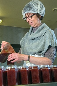 PREPARATION DES CONFITURES DE FRAISES PAR NATHALIE DE WEVER, COMMERCANTE ADHERENTE AU MOUVEMENT LOCAVORE, RUGLES, EURE (27), FRANCE 