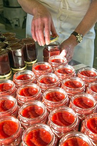 POTS DE CONFITURES DE FRAISES PREPARES PAR NATHALIE DE WEVER, COMMERCANTE ADHERENTE AU MOUVEMENT LOCAVORE, RUGLES, EURE (27), FRANCE 