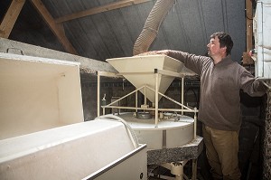 PASCAL ZOUTARD DANS SON MOULIN A FARINE TRADITIONNEL, FERME DE SAINT-MAMERT, BUIS-SOUS-DANVILLE, EURE (27), FRANCE 