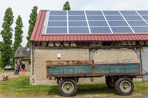 PANNEAUX SOLAIRES PHOTOVOLTAIQUES INSTALLES SUR LE TOIT DE LA FERME DE SAINT-MAMERT, BUIS-SOUS-DANVILLE, EURE (27), FRANCE 
