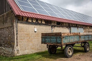 PANNEAUX SOLAIRES PHOTOVOLTAIQUES INSTALLES SUR LE TOIT DE LA FERME DE SAINT-MAMERT, BUIS-SOUS-DANVILLE, EURE (27), FRANCE 