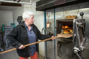 BLANDINE ZOUTARD, BOULANGERE, SORTANT LES BRIOCHES DE SON FOUR A BOIS, BOULANGERIE DE PAIN BIO DE LA FERME DE SAINT-MAMERT, BUIS-SOUS-DANVILLE, EURE (27), FRANCE 