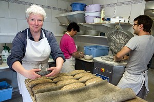 PREPARATION DES PAINS AUX GRAINES PAR LA BOULANGERE BLANDINE ZOUTARD, BOULANGERIE DE PAIN BIO DE LA FERME DE SAINT-MAMERT, BUIS-SOUS-DANVILLE, EURE (27), FRANCE 