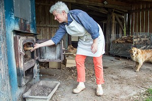 BLANDINE ZOUTARD, BOULANGERE, CHARGEANT SON FOUR A BOIS, BOULANGERIE DE PAIN BIO DE LA FERME DE SAINT-MAMERT, BUIS-SOUS-DANVILLE, EURE (27), FRANCE 