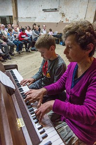 SPECTACLE CONCERT AVEC LES ENFANTS DE L'ECOLE DE MUSIQUE, RUGLES (27), FRANCE 