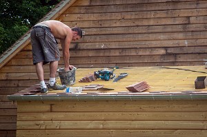 COUVREURS AU TRAVAIL, TRAVAUX DE CHARPENTE EN BOIS ET COUVERTURE EN TUILES, LA FERTE-VIDAME, EURE-ET-LOIR (28), FRANCE 