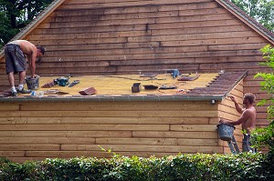 COUVREURS AU TRAVAIL, TRAVAUX DE CHARPENTE EN BOIS ET COUVERTURE EN TUILES, LA FERTE-VIDAME, EURE-ET-LOIR (28), FRANCE 