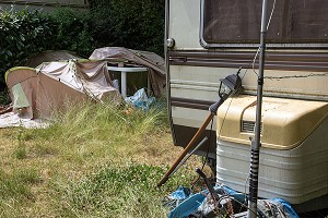 EMPLACEMENT PERMANENT ABANDONNE DANS UN CAMPING (CARAVANE ET TENTE), EURE-ET-LOIR (28), FRANCE 