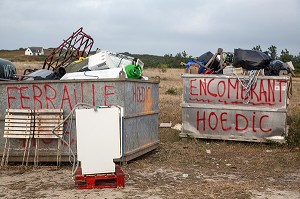 BENNES DE DECHETS A HELIPORTER POUR LE RECYCLAGE DES FERRAILLES ET DES ENCOMBRANTS, ILE D'HOUAT, GOLFE DU MORBIHAN (56), FRANCE 