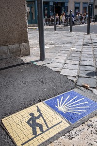 MARQUAGE AU SOL DU CHEMIN DE SAINT-JACQUES DE COMPOSTELLE, CHARTRES, EURE-ET-LOIR (28), FRANCE 