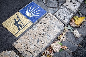 MARQUAGE AU SOL DU CHEMIN DE SAINT-JACQUES DE COMPOSTELLE, CHARTRES, EURE-ET-LOIR (28), FRANCE 