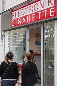 MAGASIN DE CIGARETTE ELECTRONIQUE (ELECTRONIK CIGARETTE), NE FUMEZ PLUS VAPOTEZ, CHARTRES, EURE-ET-LOIR (28), FRANCE 