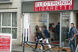 MAGASIN DE CIGARETTE ELECTRONIQUE (ELECTRONIK CIGARETTE), NE FUMEZ PLUS VAPOTEZ, CHARTRES, EURE-ET-LOIR (28), FRANCE 