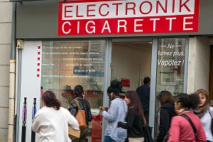 MAGASIN DE CIGARETTE ELECTRONIQUE (ELECTRONIK CIGARETTE), NE FUMEZ PLUS VAPOTEZ, CHARTRES, EURE-ET-LOIR (28), FRANCE 