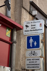 ZONE DE VIDEO-SURVEILLANCE ET VIDEO VERBALISATION A L'ENTREE D'UNE ZONE PIETONNE, VILLE DE CHARTRES, EURE-ET-LOIR (28), FRANCE 