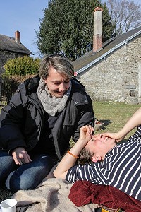 LORELEI (AVEC SA SOEUR VANESSA) A TOUT QUITTE POUR CONSTRUIRE ET HABITER SA CABANE EN BOIS AU MILIEU DE LA CREUSE, FRANCE 