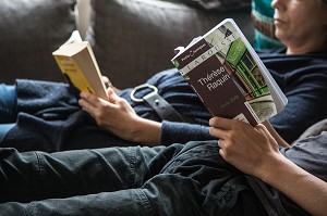 LECTURE EN FAMILLE SUR LE CANAPE 